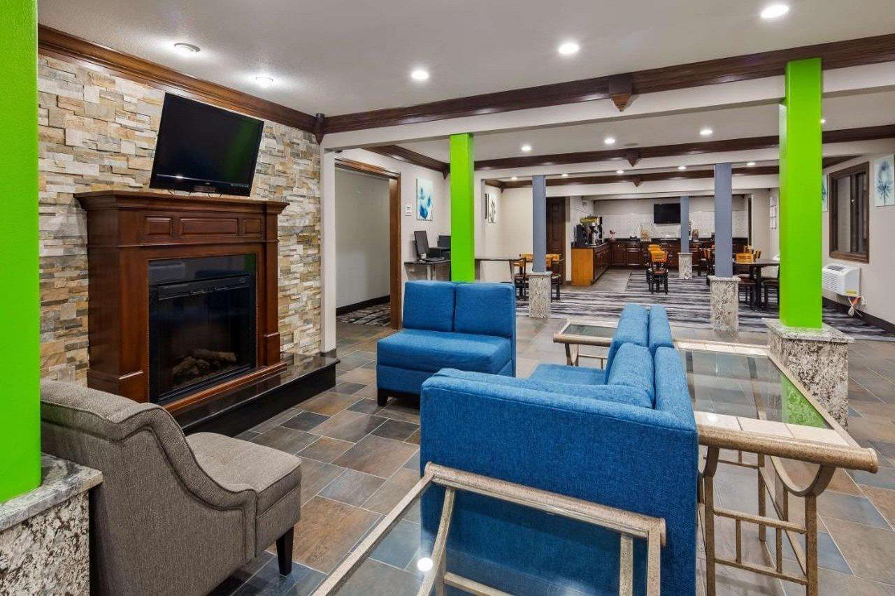 Отель Ramada By Wyndham Cedar Rapids South Экстерьер фото