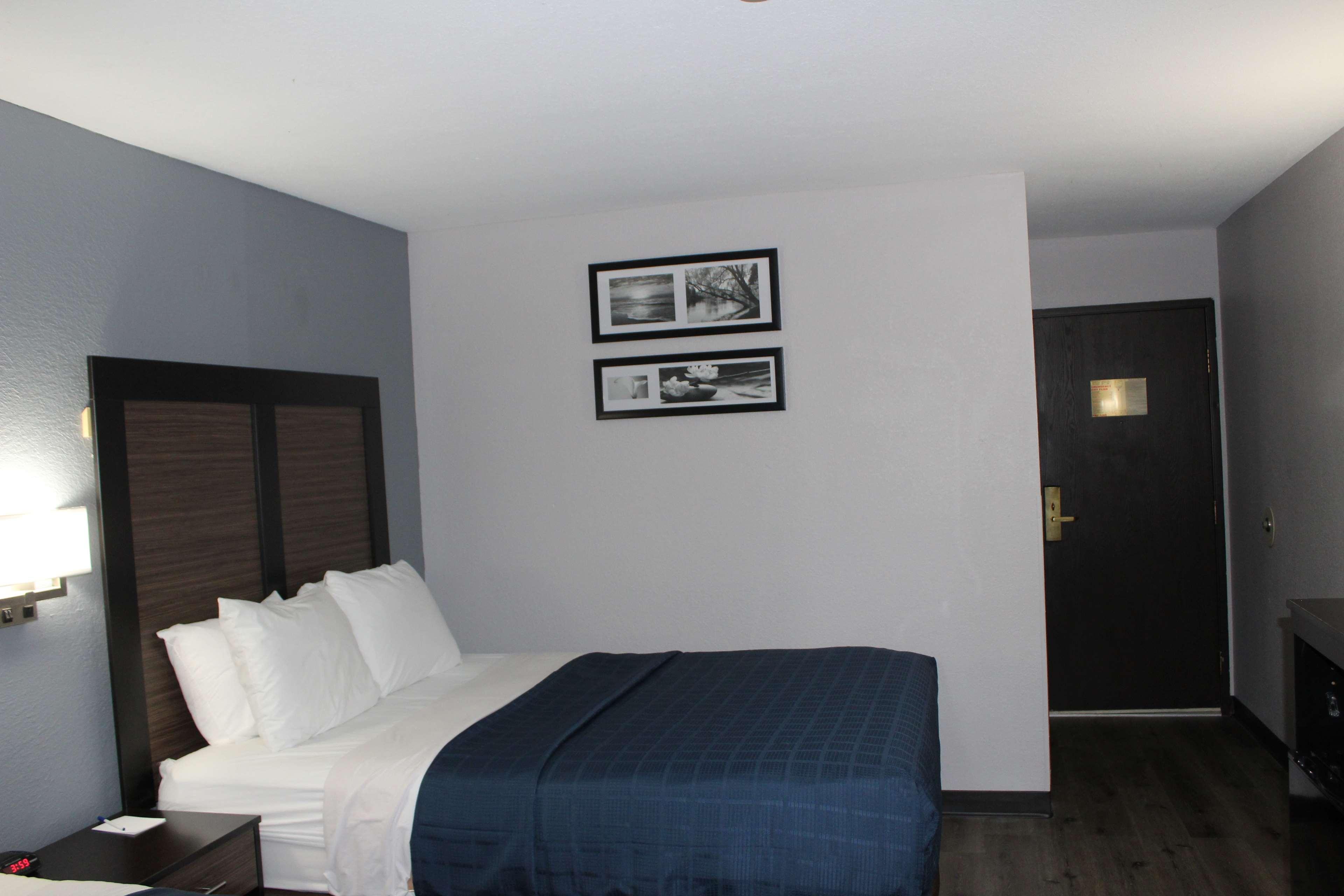 Отель Ramada By Wyndham Cedar Rapids South Экстерьер фото