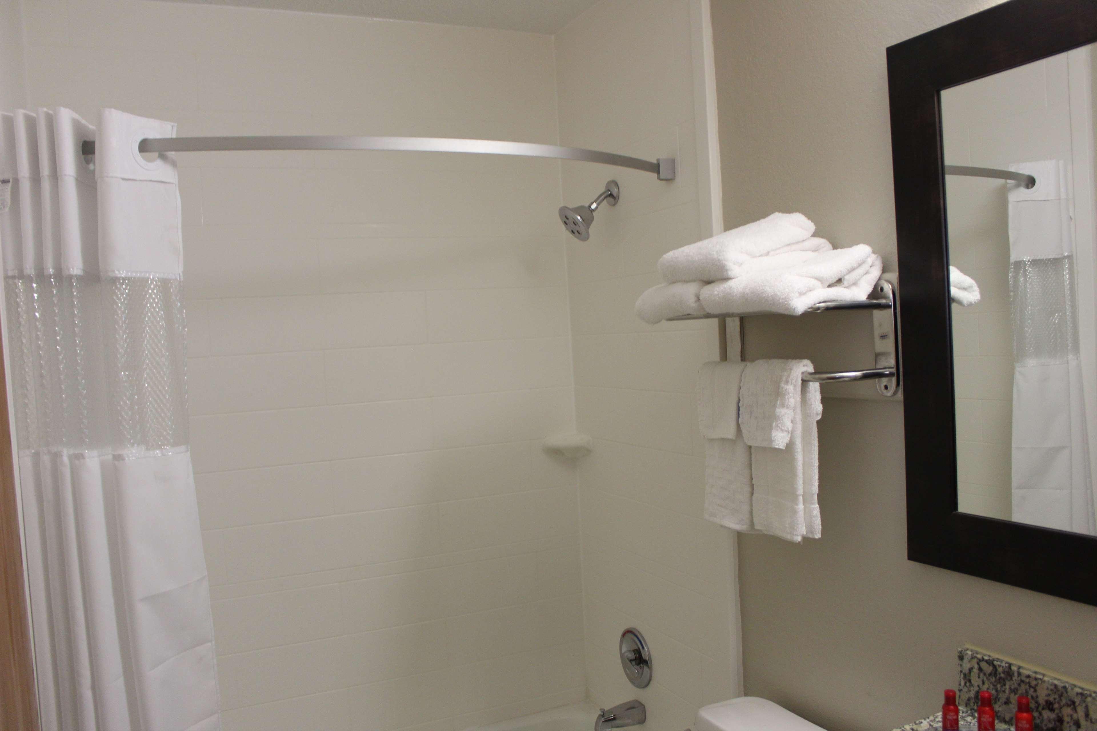 Отель Ramada By Wyndham Cedar Rapids South Экстерьер фото