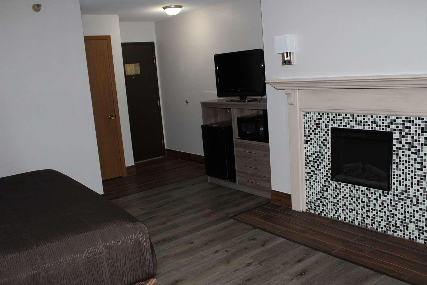 Отель Ramada By Wyndham Cedar Rapids South Экстерьер фото