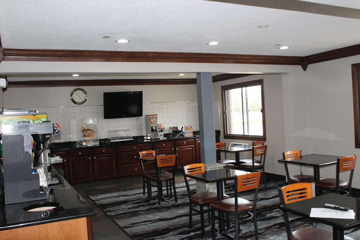Отель Ramada By Wyndham Cedar Rapids South Экстерьер фото