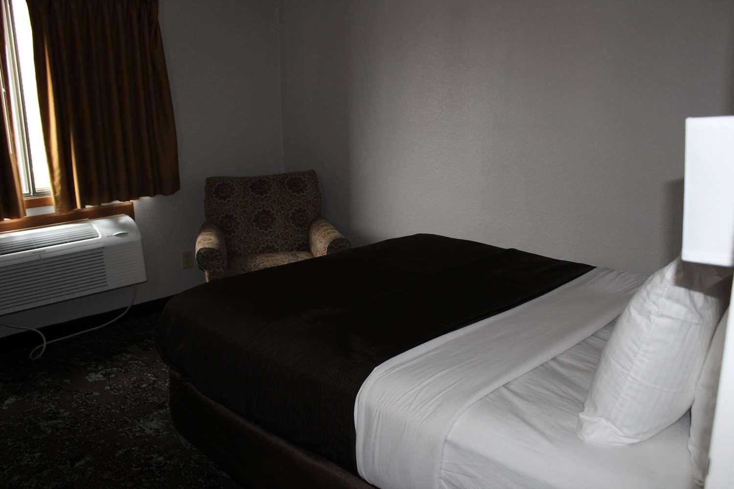 Отель Ramada By Wyndham Cedar Rapids South Экстерьер фото
