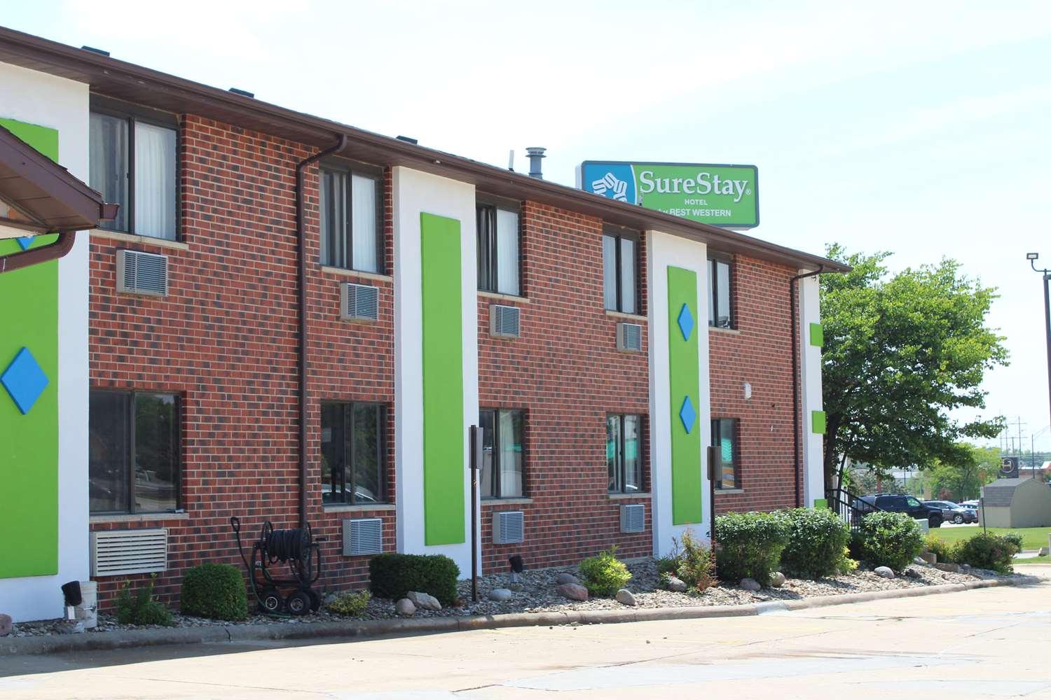 Отель Ramada By Wyndham Cedar Rapids South Экстерьер фото