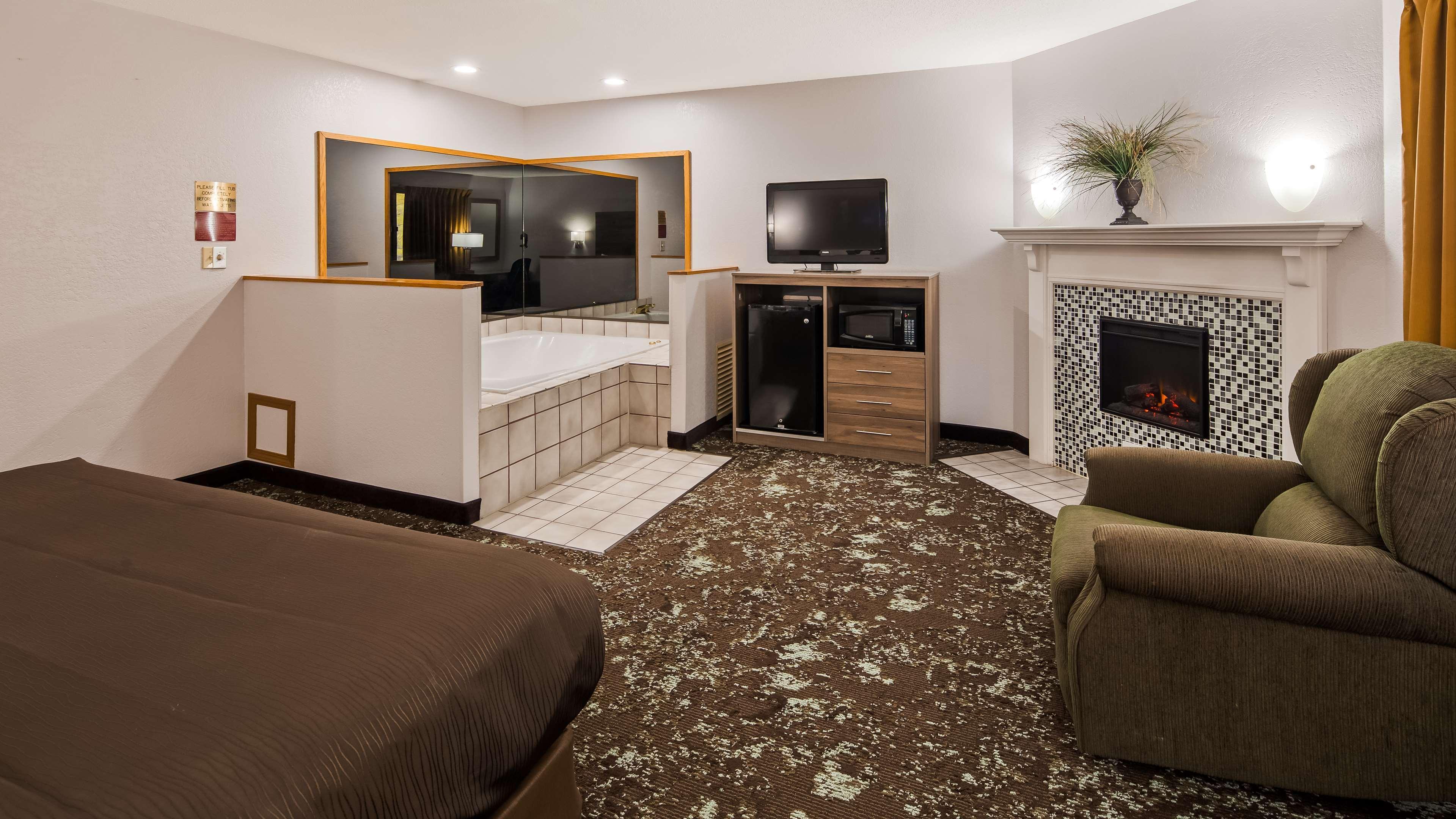 Отель Ramada By Wyndham Cedar Rapids South Экстерьер фото