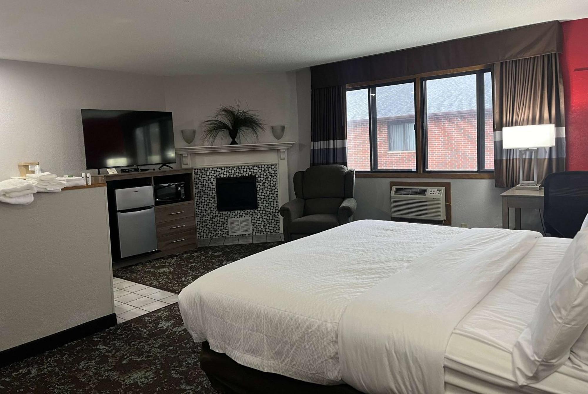 Отель Ramada By Wyndham Cedar Rapids South Экстерьер фото