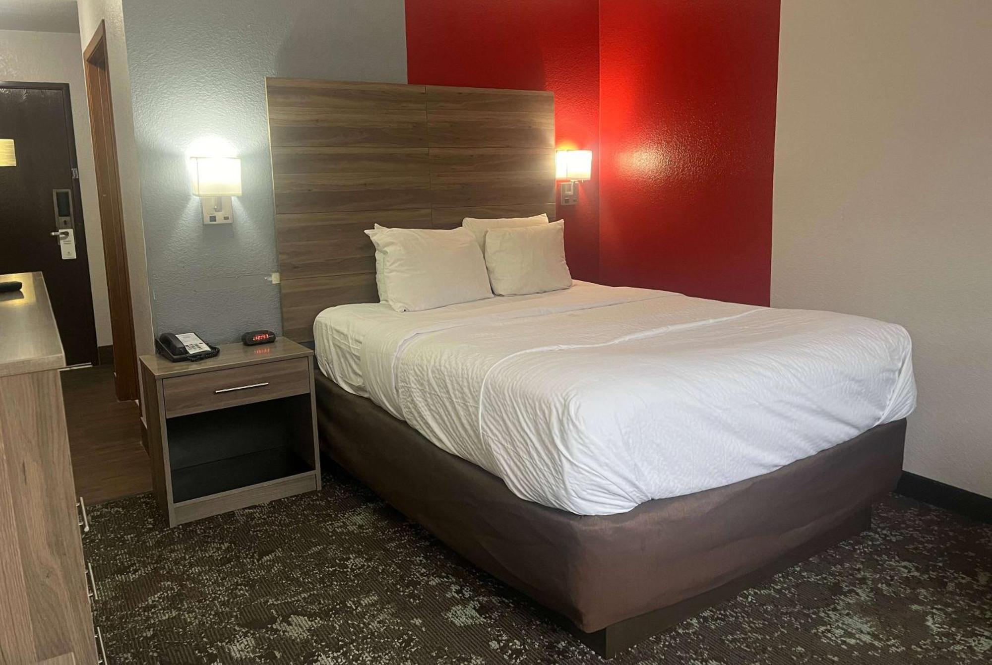 Отель Ramada By Wyndham Cedar Rapids South Экстерьер фото