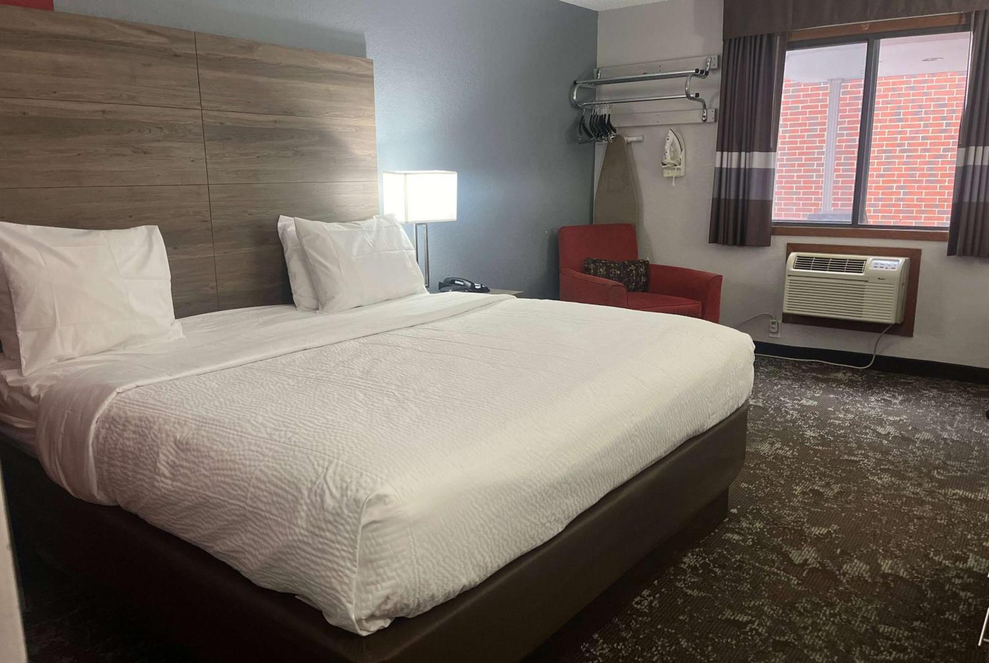 Отель Ramada By Wyndham Cedar Rapids South Экстерьер фото