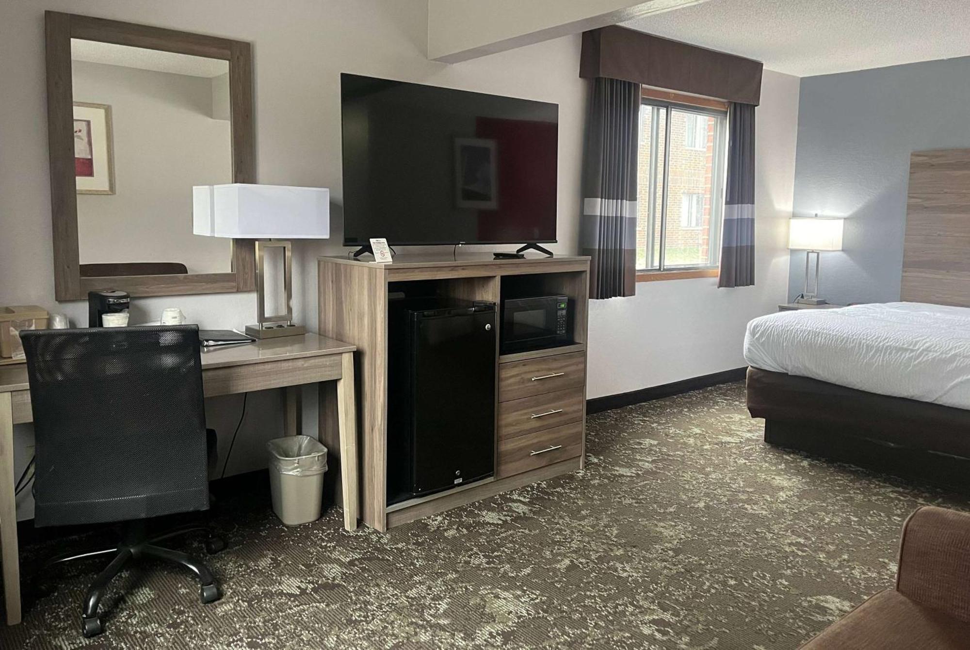 Отель Ramada By Wyndham Cedar Rapids South Экстерьер фото