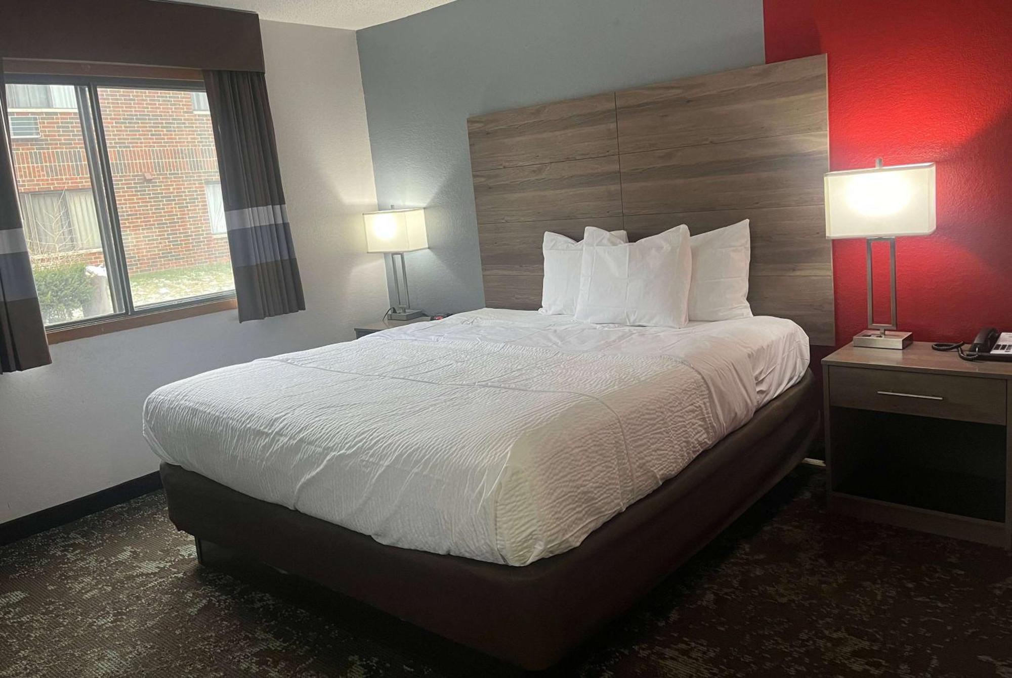 Отель Ramada By Wyndham Cedar Rapids South Экстерьер фото