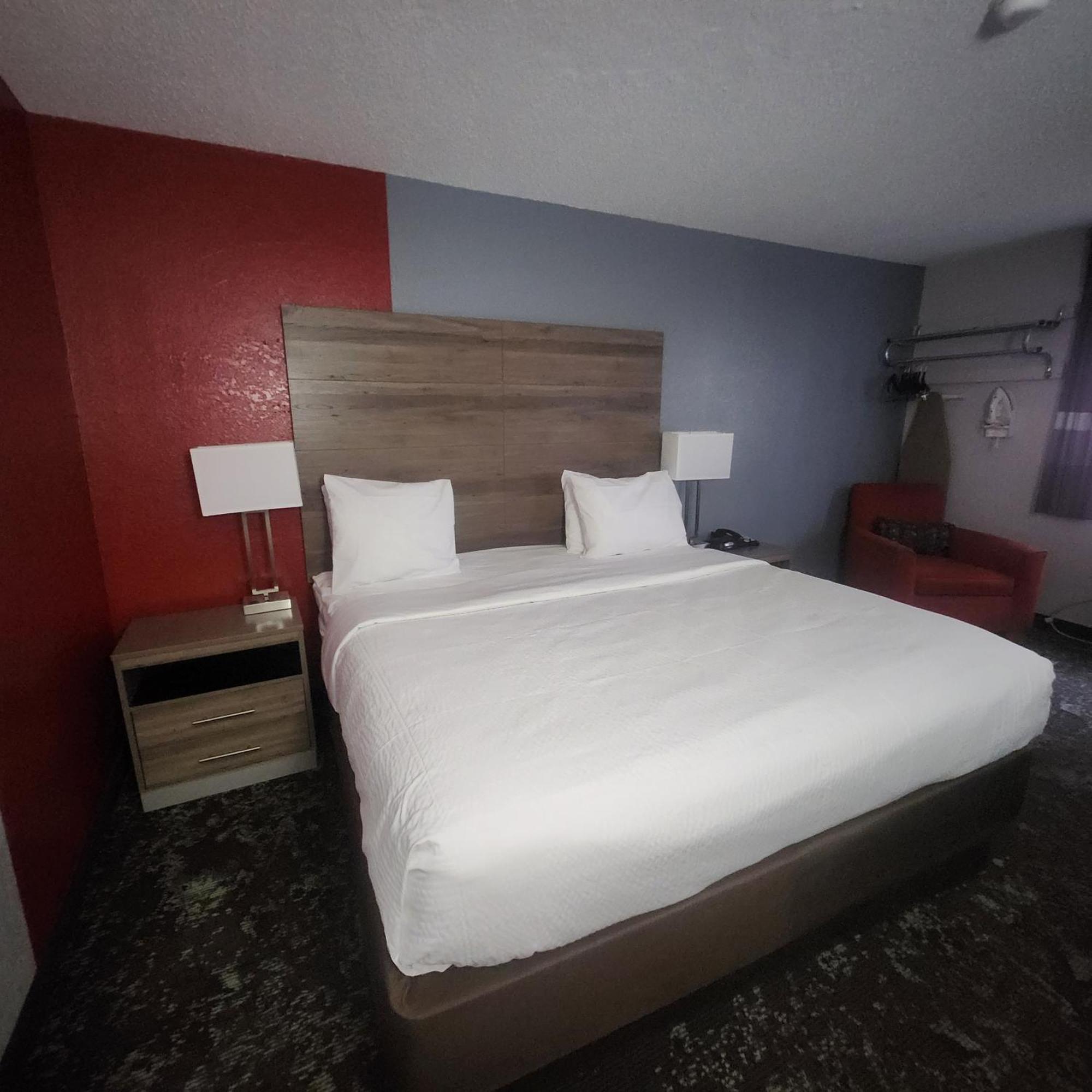Отель Ramada By Wyndham Cedar Rapids South Экстерьер фото