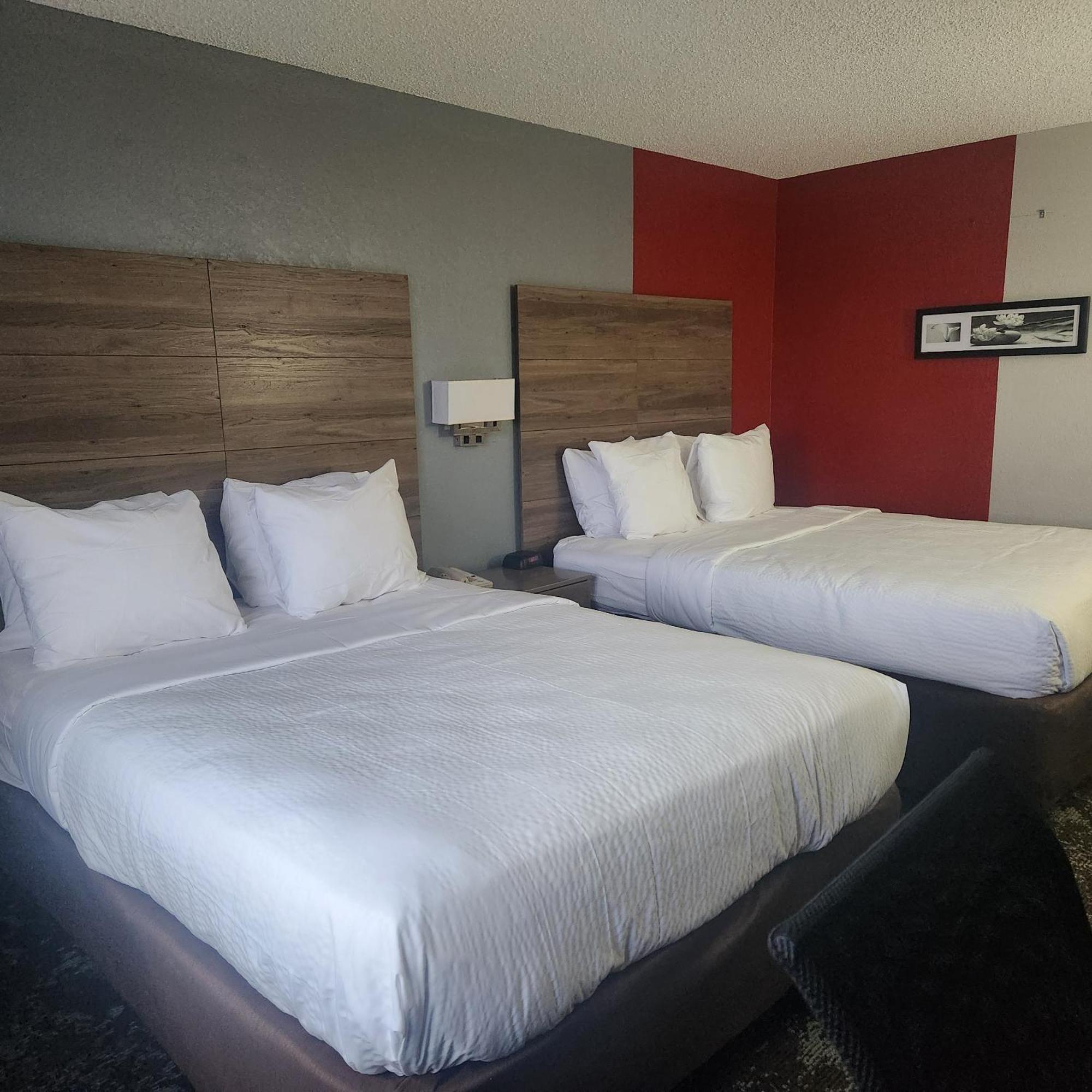 Отель Ramada By Wyndham Cedar Rapids South Экстерьер фото