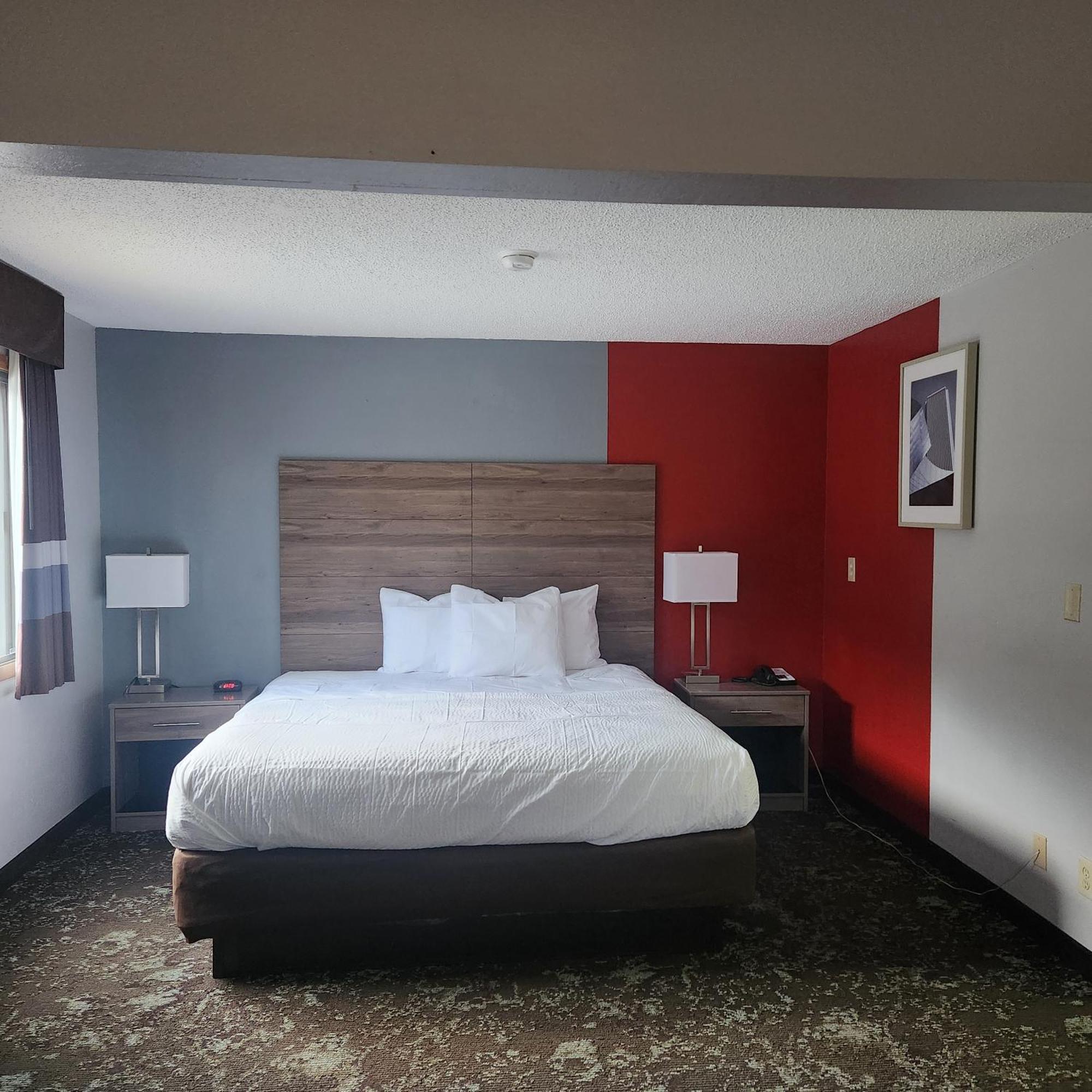 Отель Ramada By Wyndham Cedar Rapids South Экстерьер фото