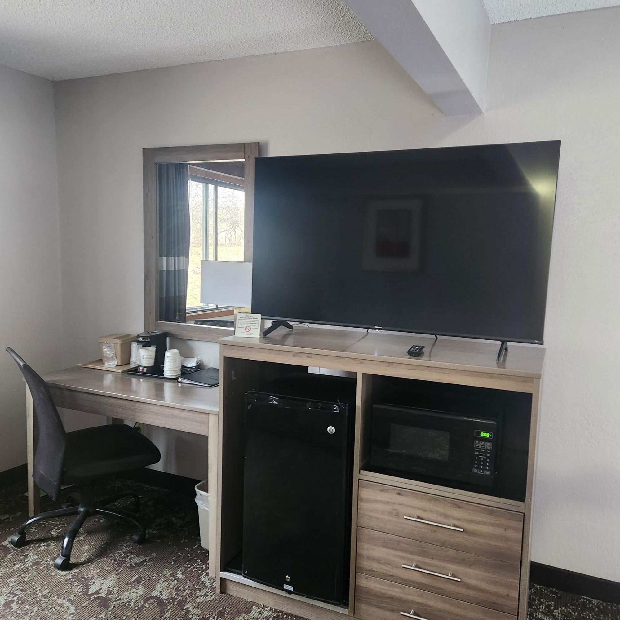 Отель Ramada By Wyndham Cedar Rapids South Экстерьер фото