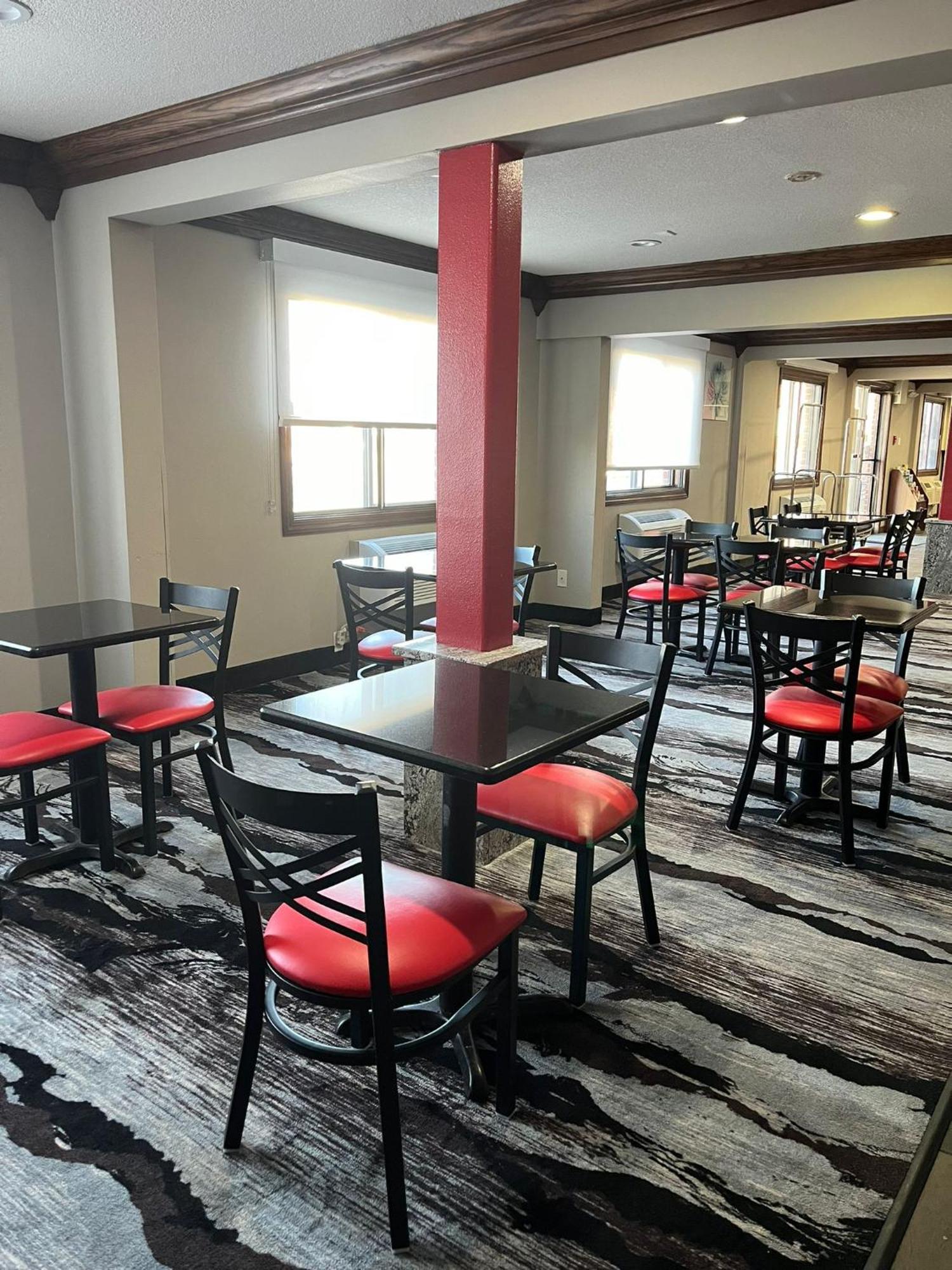 Отель Ramada By Wyndham Cedar Rapids South Экстерьер фото