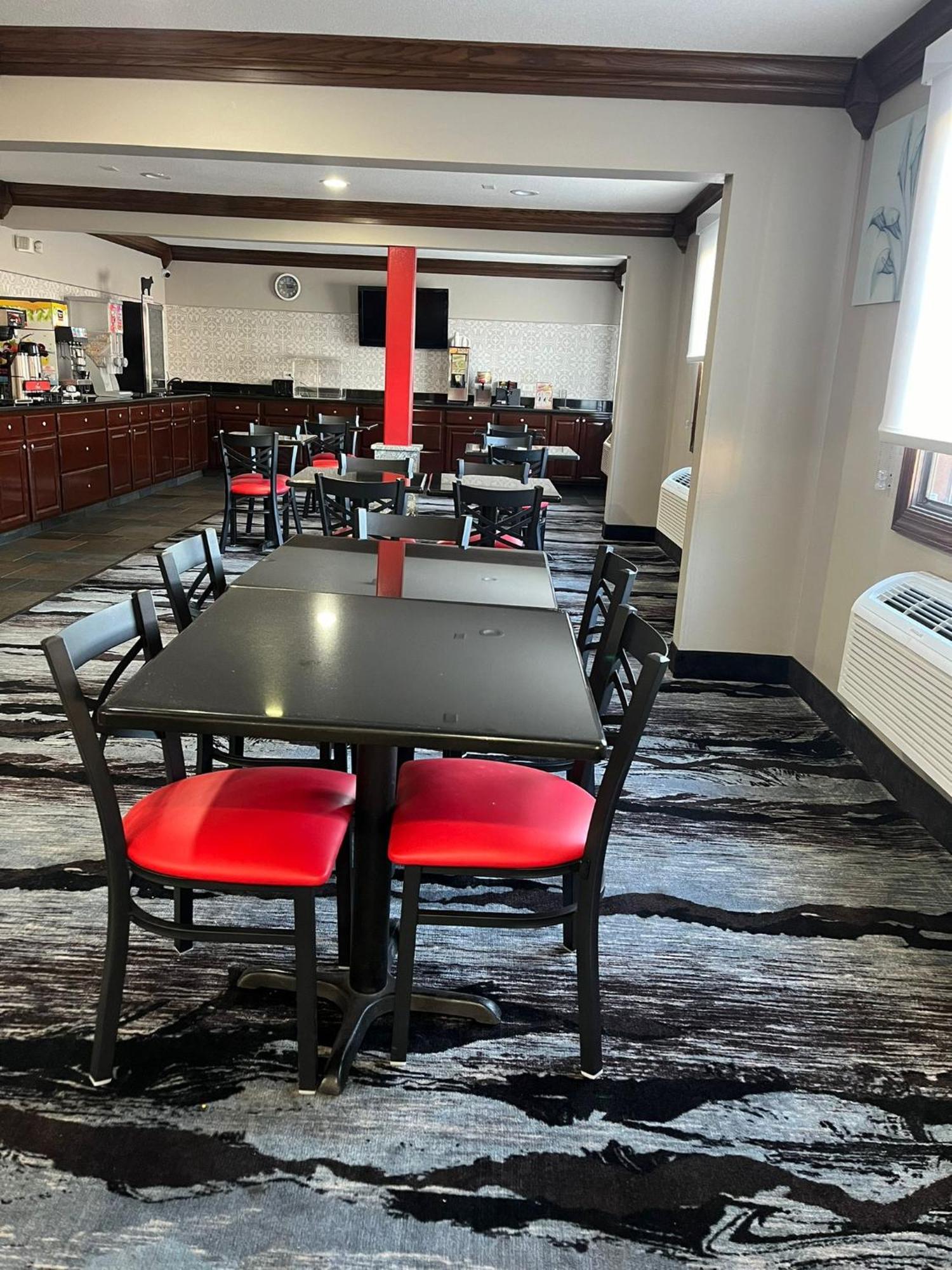 Отель Ramada By Wyndham Cedar Rapids South Экстерьер фото