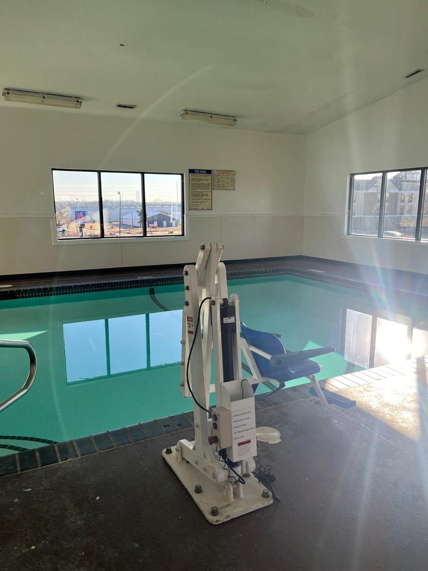 Отель Ramada By Wyndham Cedar Rapids South Экстерьер фото