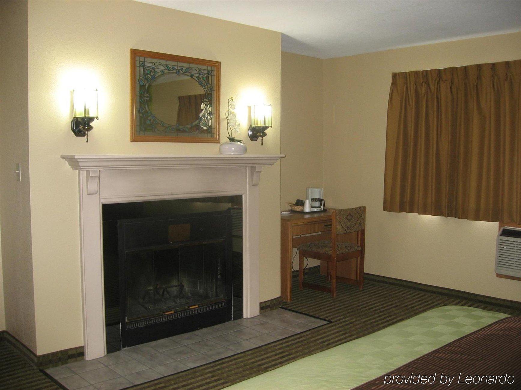 Отель Ramada By Wyndham Cedar Rapids South Номер фото