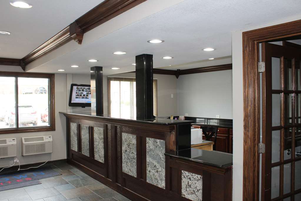 Отель Ramada By Wyndham Cedar Rapids South Интерьер фото